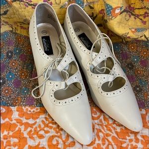 Style Ellemenno vtg cream colored lace up heels 8M
